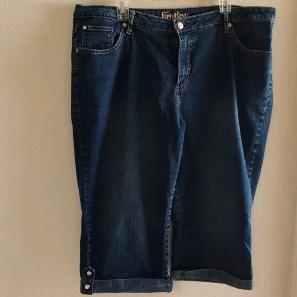Crop Jeans with jewel buttons
